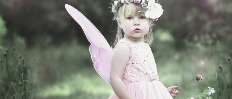 220921 Keyvisual_Little Girl Dressed As A Fairy In A garden_von 7000920 von Pixabay