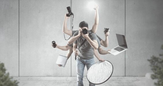 WebsiteInhalte_Bild_Content creator with a lot of equipment_von photoschmidt von Getty Images