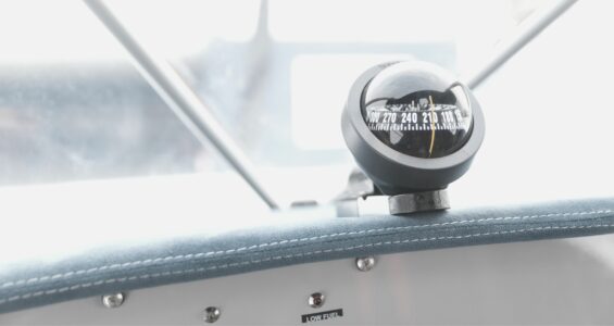 WebsiteUX_Bild_compass on the plane_von DJSrki von Getty Images