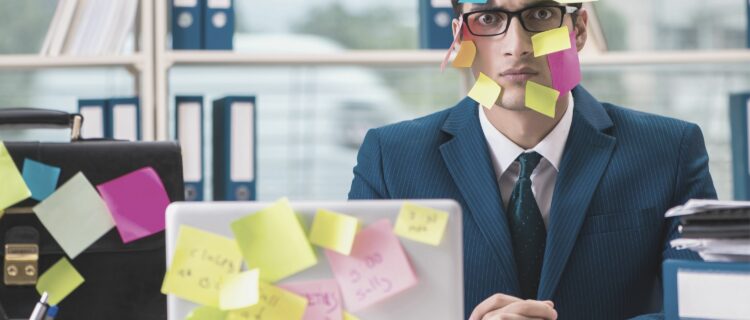 230308_ Businessman with Reminder Notes in Multitasking Concept_von Elnur