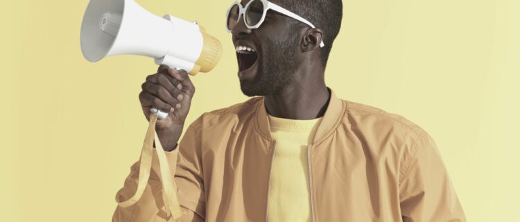230426_Advertising.Man screaming anouncement in megaphone portrait_puhhha