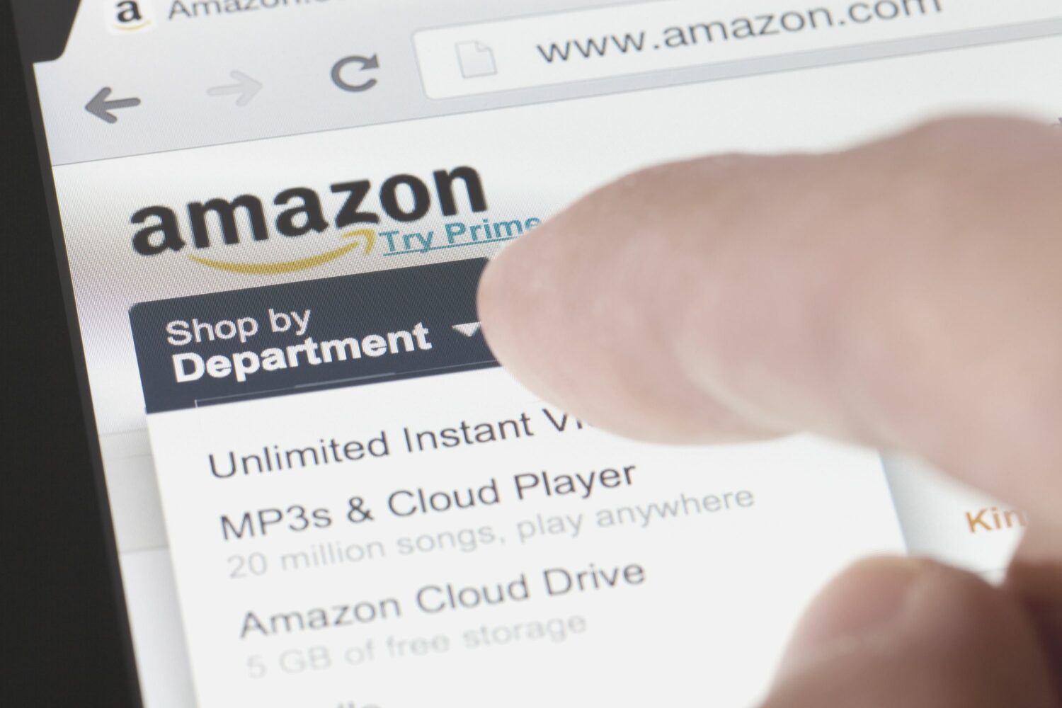 Browsing the Amazon webpage on an ipad_ymgerman