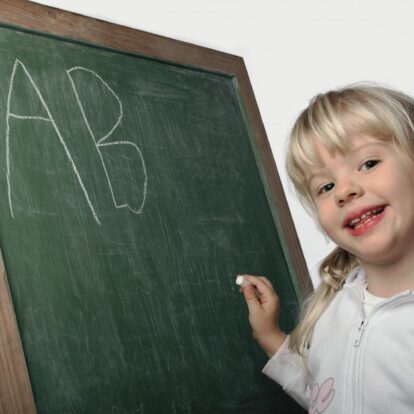 30927-Keyvisual_Happy-little-Girl-learning-ABC-von-pamspix