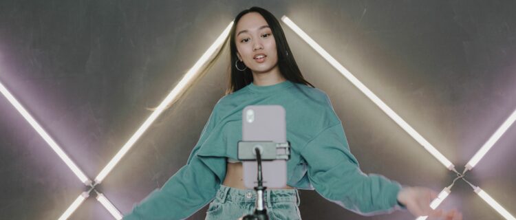 231122_A Woman in Blue Sweater Dancing In Front of Her Mobile Phone on a Tripod_Ivan Samkov von Pexels
