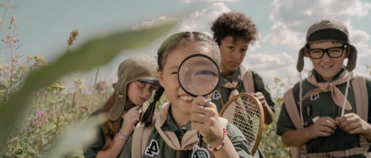 A Girl Holding Magnifying Glass von cottonbro studio vom Pexels Google Unternehmensprofil: lokal Kunden finden