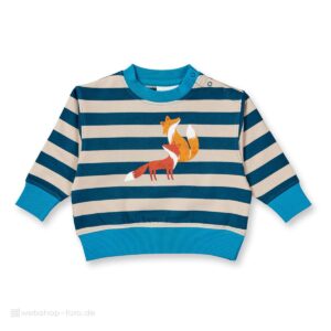 Kinder-T-Shirt ausgelegt auf weißem Hintergrund